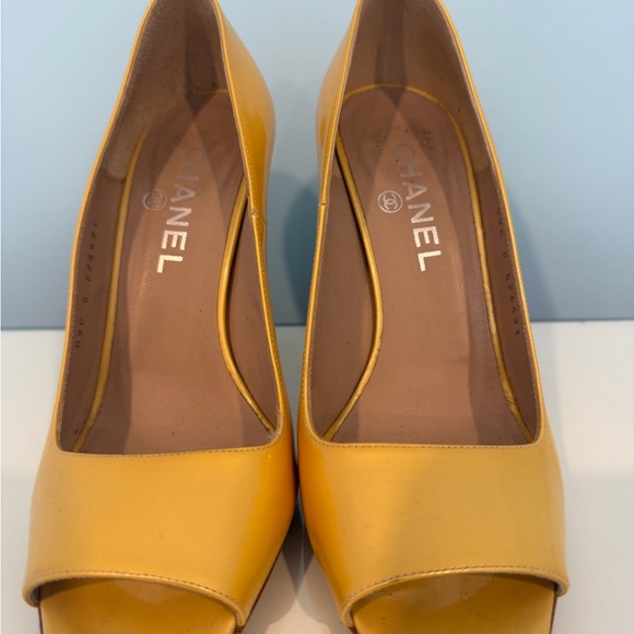 CHANEL Yellow and Silver High Heels - Picture 2 of 9